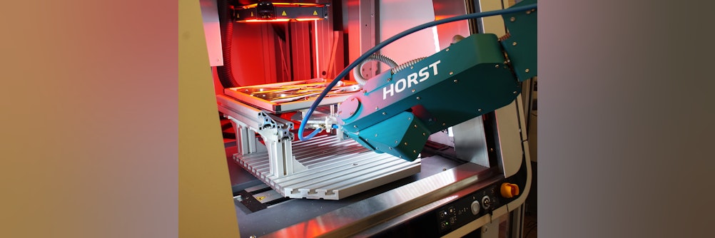 Automatische Bestückung einer Lasermarkieranlage mit Industrieroboter HORST900