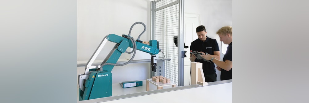 Studenten der Hochschule Offenburg lernen mit Industrieroboter HORST von fruitcore robotics