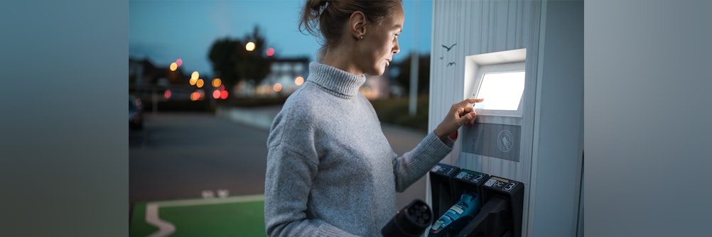 Vernetzte E-Ladesäulen mit cleverem Komfort für Kunden und Betreiber